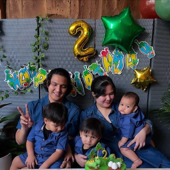 <p>Selain membagikan potret perayaan tersebut, Bunda Masayu juga menuliskan pesan manis untuk anak-anak tercintanya. "9-8-2025 - Royal Safari Garden. Selamat tambah usia dua anakku.. ga kerasa udah segede ini kalian, bahagia terus yaa kalian sama mommy daddy semoga Lam dan Vee sehat terus, bahagia, dan diberikan keberkahan dalam setiap langkah kalian. Jangan cepet gede pleaseee," tulis Masayu di akun media sosialnya, Senin (11/08/2025). (Foto: Instagram @masayuclara)</p>