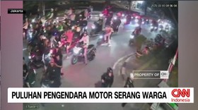 VIDEO: Puluhan Pemotor di Jakarta Tiba-tiba Menyerang Warga