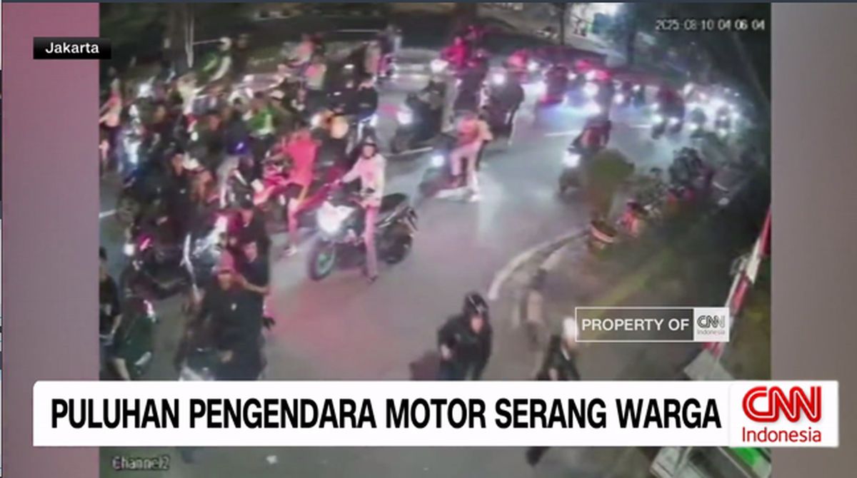 VIDEO: Puluhan Pemotor di Jakarta Tiba-tiba Menyerang Warga