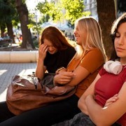 5 Tanda Teman Hanya Memanfaatkanmu Demi Keuntungannya