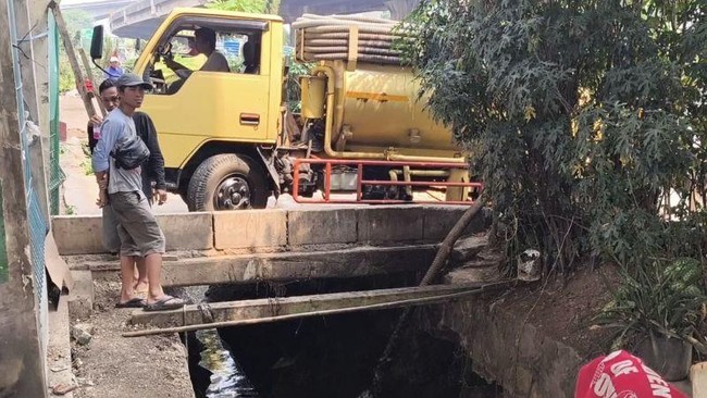 Tiga truk tanki tinja kedapatan membuang limbah domestik ke saluran drainase kota di Jalan DI Panjaitan, Jatinegara, Jakarta Timur.