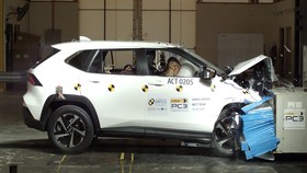 Toyota Yaris Cross Buatan RI Raih 5 Bintang Uji Tabrak ASEAN NCAP