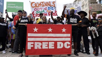 FOTO: Demo Tolak Trump Ambil Alih Kepolisian Washington DC