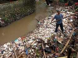 Jorok! Sampah Numpuk Bikin Sungai di Bojonggede Bogor Menyempit