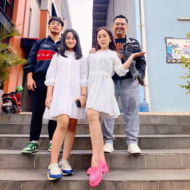 <p>Kebahagiaan keduanya pun bertambah dengan kehadiran dua anak mereka yang kini telah beranjak remaja. Anak pertamanya berjenis kelamin laki-laki dan diberi nama Atmadeva Razka, kini telah berusia 15 tahun. Sementara itu, anak keduanya yang perempuan bernama Nadeva Letizia Senjaya berusia 12 tahun.&nbsp;(Foto: Instagram@vegadarwanti123)</p>