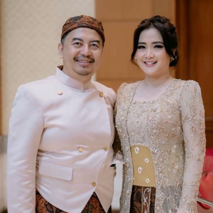 <p>Menjalani <em>long distance marriage</em>&nbsp;(LDM) mungkin bukan hal yang mudah bagi sebagian pasangan. Namun, Vega Darwanti dan sang suami yang berprofesi sebagai dokter, Dema Sany Sanjaya, berhasil melewati masa-masa LDM. (Foto: Instagram@vegadarwanti123)</p>