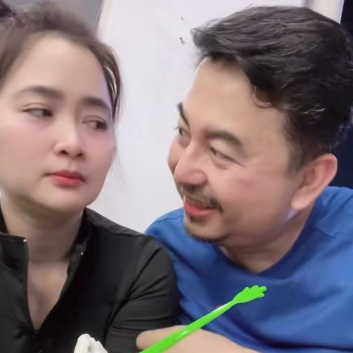 <p>Tak hanya itu, Vega dan suami pun cukup sering membuat konten bersama. Tentu saja interaksi mereka yang manis membuat para netizen turut membanjiri kolom komentar <em>postingan</em> pasangan ini. &ldquo;Gemeeessss,&rdquo; tulis akun <em>@meity_****.</em> &ldquo;Jadi senyum-senyum sendiri,&rdquo; tulis akun <em>@yukka****.&nbsp;</em>(Foto: Instagram@vegadarwanti123)</p>