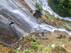 Serunya Wisata Ekstrem Canyoneering di Air Terjun Puspa Dewi