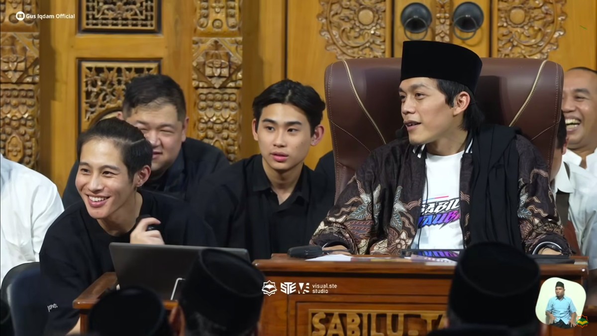 5 Potret DJ Panda Ikut Kajian Gus Iqdam&comma; Agama Dipertanyakan