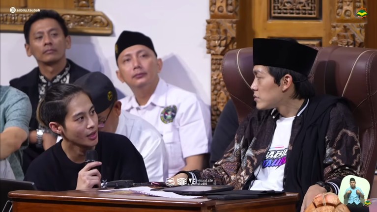 5 Potret DJ Panda Ikut Kajian Gus Iqdam, Agama Dipertanyakan 5 Potret DJ Panda Ikut Kajian Gus Iqdam, Agama Dipertanyakan