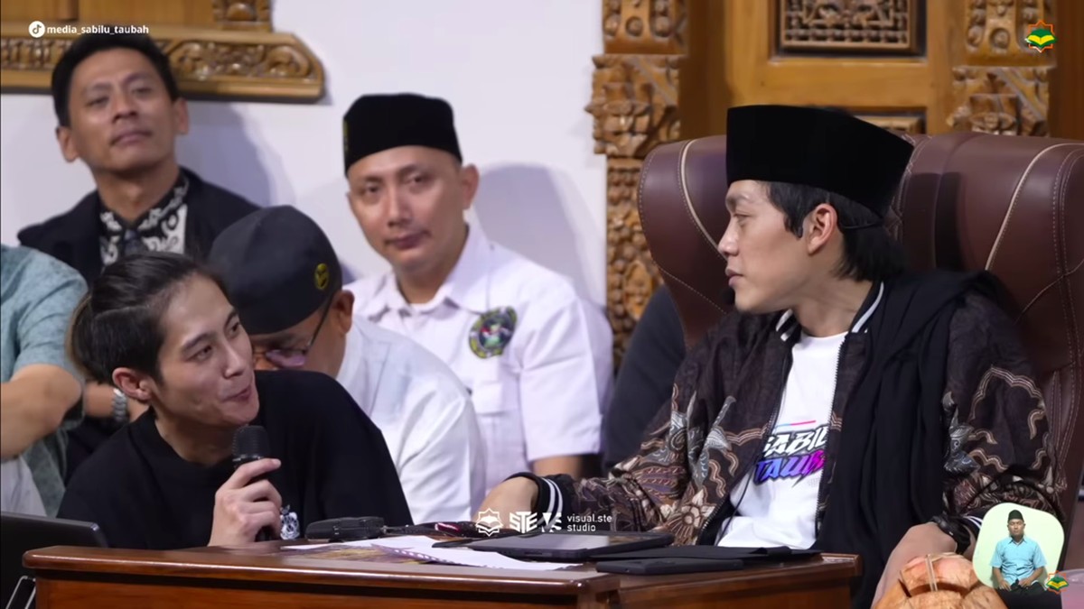 5 Potret DJ Panda Ikut Kajian Gus Iqdam&comma; Agama Dipertanyakan