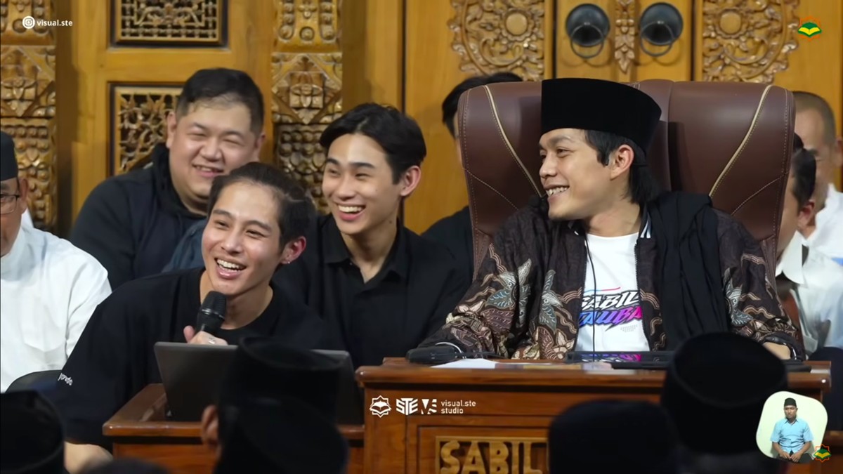 5 Potret DJ Panda Ikut Kajian Gus Iqdam&comma; Agama Dipertanyakan