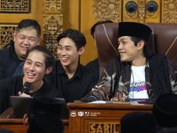 5 Potret DJ Panda Ikut Kajian Gus Iqdam, Agama Dipertanyakan