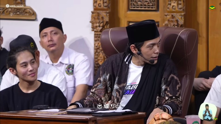 5 Potret DJ Panda Ikut Kajian Gus Iqdam, Agama Dipertanyakan 5 Potret DJ Panda Ikut Kajian Gus Iqdam, Agama Dipertanyakan