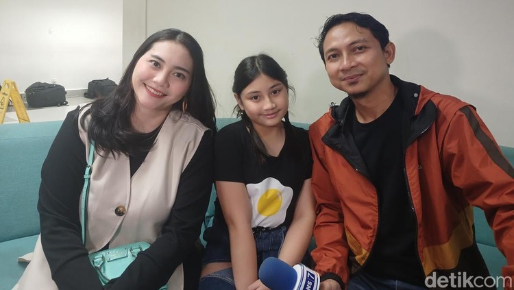 Aden Bajaj Aden Bajaj bersama istri dan anak ditemui di studio Trans TV, Jalan Kapten P Tendean, Jakarta Selatan, Rabu (17/8/2025).
