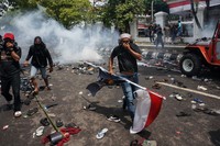 Kacau! Demo Bupati Pati Ricuh, Air Mineral & Sandal Jepit Berhamburan Kacau! Demo Bupati Pati Ricuh, Air Mineral & Sandal Jepit Berhamburan