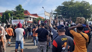 Demo di Pati Ricuh: Kantor Dilempari Batu, Bupati Sudewo Belum Keluar