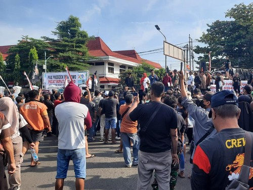 Demo Bupati Sudewo Memanas, Gedung DPRD Pati Dilempari Botol