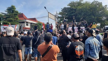 Massa Demo Kepung Kantor Bupati Pati, Serukan Sudewo Mundur Jabatan