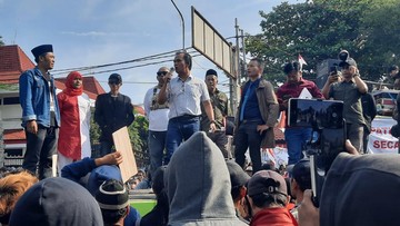 Temui Massa Aksi, Bupati Pati Sudewo Dilempari Botol hingga Sandal