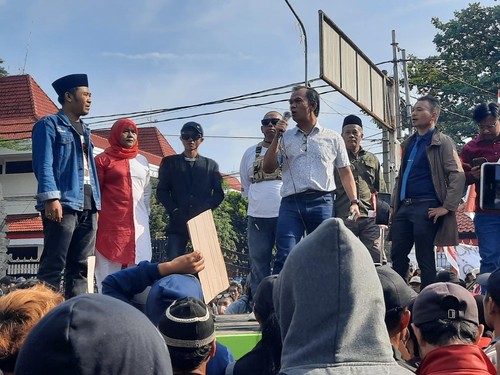Temui Massa Aksi, Bupati Pati Sudewo Dilempari Botol hingga Sandal