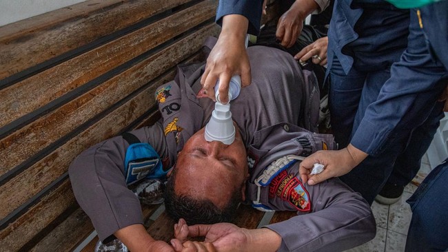 Kapolsek Pati Kota Terluka, Dirawat di RS Usai Amankan Demo Bupati Kapolsek Pati Kota, Iptu Heru Purnomo menjalani perawatan intensif di rumah sakit usai mengalami luka benturan kepala saat mengamankan aksi demo Bupati Pati.