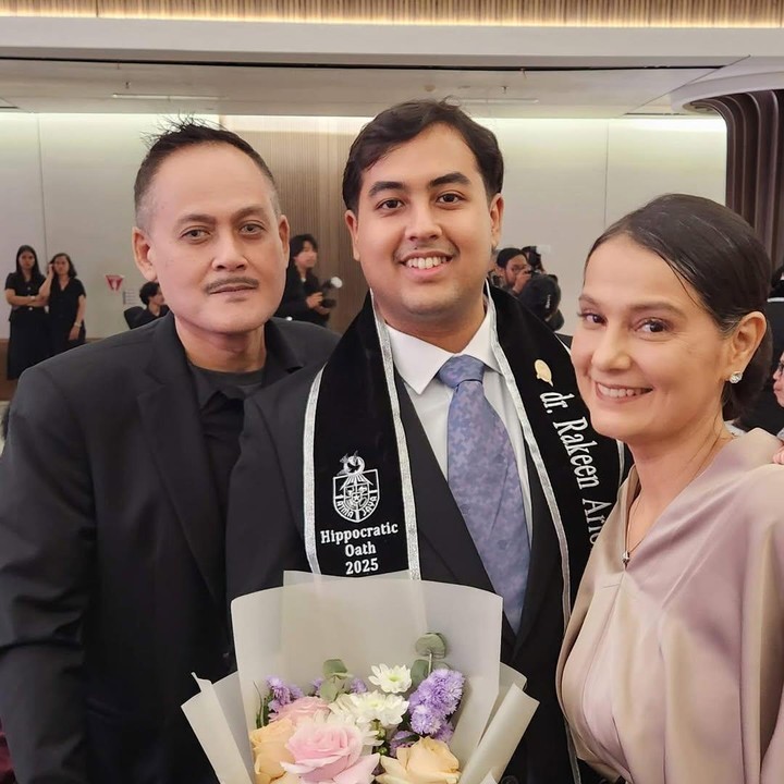 <p>Dominique mem-posting video saat putranya ini mengikuti hippocratic oath di Unika Atma Jaya untuk Batch III 2025, pada Senin, 11 Agustus 2025. Perempuan 48 tahun ini mengaku bangga dengan pencapaian sang putra dalam mengejar mimpinya menjadi dokter. "Aku Bangga. AkuPadaMu&hellip;Lanjutkaaaaaan Keen," tulisnya. (Foto: Instagram @rezawahab/ @dominique_sanda)</p>