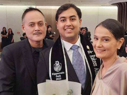 Potret Pemain Film Dominique Sanda dan Sang Putra yang Baru Wisuda Dokter