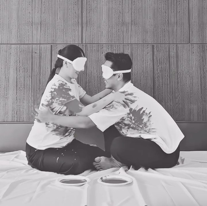 <p>Sebelum puncak acara <em>gender reveal</em> dimulai, Ginting dan istri menutup kedua mata. Keduanya lalu sama-sama melumuri tangan dengan cat berwarna untuk mengetahui jenis kelamin anak pertama mereka. (Foto: Instagram @sinisukanthony)</p>