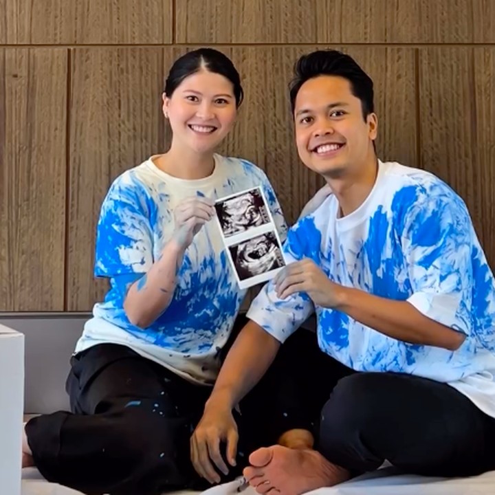 <p>Ginting tampaknya sudah tak sabar untuk bertemu dengan anak pertamanya. Hal ini diungkap Ginting melalui unggahan video gender reveal ini, Bunda. "<em>We can&rsquo;t wait to meet you our little one</em>! (Kami sudah tidak sabar untuk bertemu dengan bayi kecil kami)," tulisnya. Perlu diketahui, Ginting dan Mitzy pertama kali mengumumkan kehamilan pertama ini pada awal Juli 2025. (Foto: Instagram @sinisukanthony)</p>