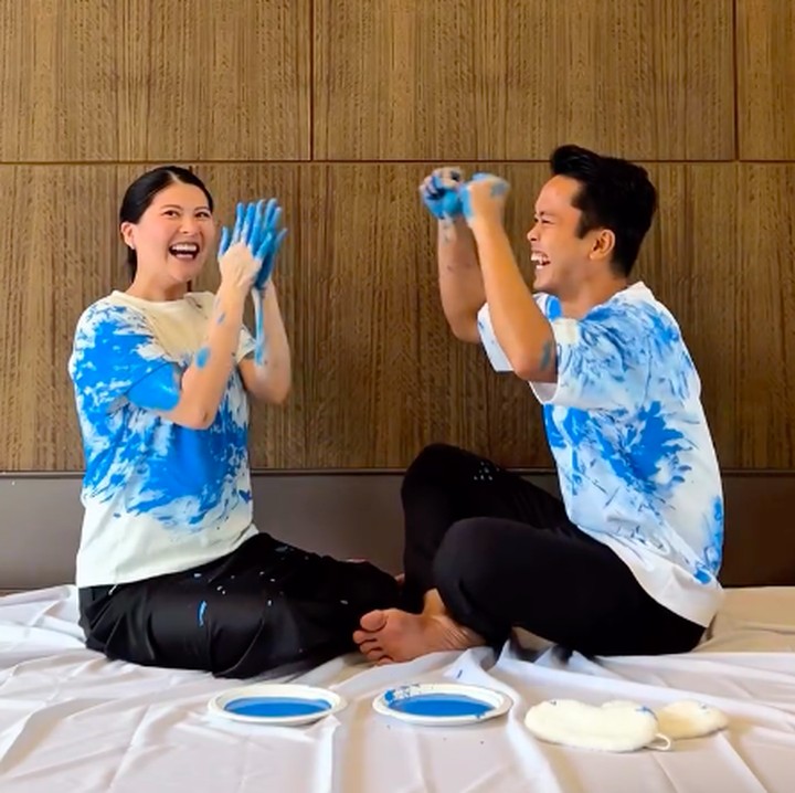 <p>Tak lama setelah semua cat memenuhi baju, keduanya membuka penutup mata. Ginting dan Mitzy terlihat begitu bahagia saat mengetahui warna cat adalah biru, yang artinya mereka akan dikaruniai anak laki-laki. Dalam satu momen, Ginting bahkan terlihat sangat bahagia hingga berteriak sambil mengepalkan tangan. (Foto: Instagram @sinisukanthony)</p>
