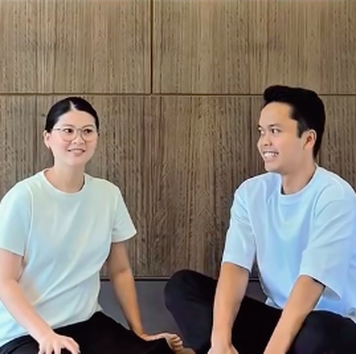 <p>Melalui unggahan di Instagram, Ginting membagikan video saat ia dan istri pertama kali mengetahui jenis kelamin anak mereka. Dalam video, Ginting dan Mitzy kompak menggunakan kaus putih dan celana hitam. (Foto: Instagram @sinisukanthony)</p>
