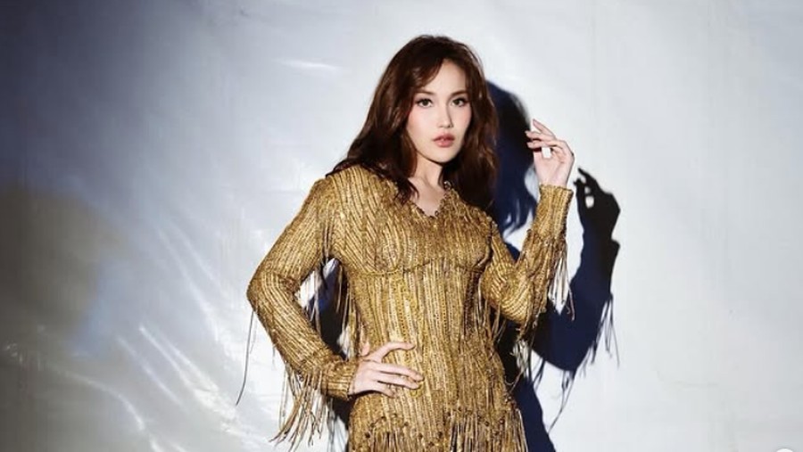 Penampilan Ayu Ting Ting di konser tunggalnya.