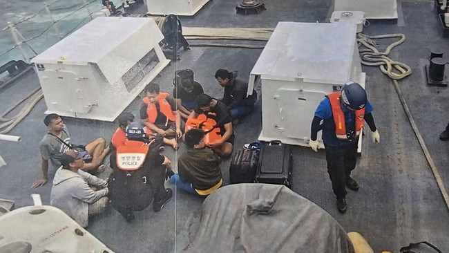 Bakamla RI dan Korea Coast Guard menyelamatkan 8 ABK Indonesia dari dugaan perdagangan orang di perairan Korsel. Semua ABK kini telah dipulangkan ke Indonesia.