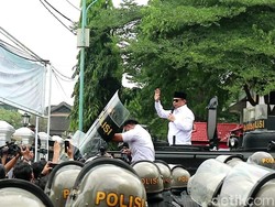Massa Lempar Botol ke Bupati Pati Sudewo, Polisi Tembak Gas Air Mata