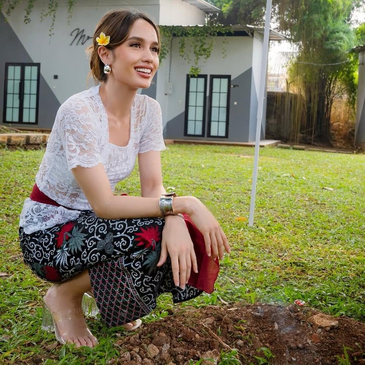 <p>Usut punya usut, sang aktris saat itu menggelar acara syukuran kantor pusat PT Cinta Paras Semesta (CPS) miliknya yang disebut Rumah Sraddha. Acara syukuran itu diadakan dengan mengusung adat Bali. (Foto: Instagram@claurakiehl)</p>