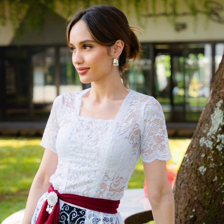 <p>Pada <em>postingan</em> itu, Cinta tampil menawan mengenakan kebaya kutu baru berwarna putih dan kain batik motif hitam. Perempuan blasteran Jerman ini melengkapi penampilannya itu dengan selendang merah maroon yang melingkar di pinggangnya. (Foto: Instagram@claurakiehl)</p>