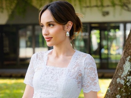 5 Potret Cinta Laura Adakan Upacara ala Adat Bali untuk Syukuran Kantor Baru