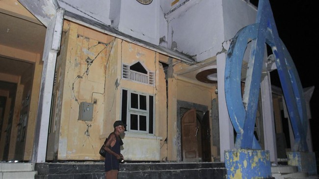 Puluhan Rumah di Banyuwangi dan Situbondo Rusak Gempa magnitudo 5,7 mengguncang Banyuwangi dan Situbondo, merusak 50 rumah dan dua tempat ibadah. BNPB imbau masyarakat waspada terhadap gempa susulan.