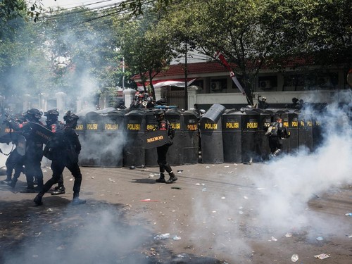 Ricuh Saat Aksi Tuntut Bupati Pati Mundur, Ada Mobil Polisi Dibakar
