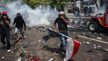 Massa Tuntut Bupati Sudewo Mundur Duduki Gedung DPRD Pati