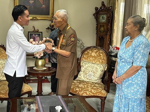 Gibran Temui Try Sutrisno, Antar Langsung Undangan HUT RI