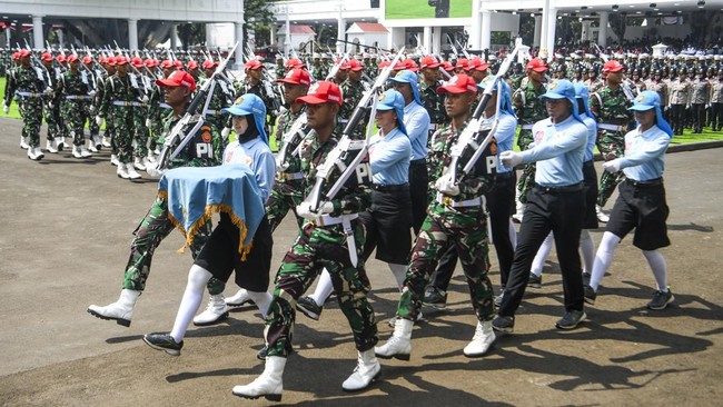 Tim Indonesia Berdaulat akan bertugas mengibarkan bendera Merah Putih pada Upacara Detik-Detik Proklamasi Kemerdekaan RI di Istana Merdeka, Jakarta pagi ini.