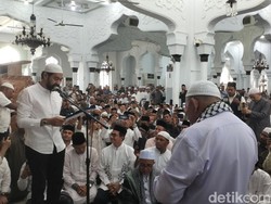 Mualem Kukuhkan Abu Paya Pasi sebagai Imam Besar Masjid Baiturrahman Aceh