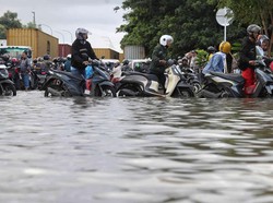 Tanggul Baswedan Jebol, 5 RT di Jati Padang Jaksel Banjir Tanggul Baswedan Jebol, 5 RT di Jati Padang Jaksel Banjir