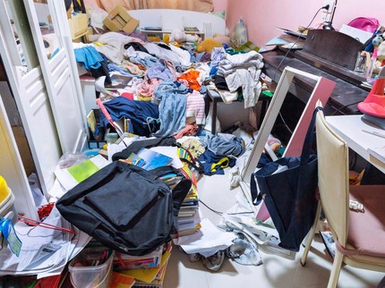Ibu dan Anak Ini Tinggal di Rumah Penuh Sampah Bertahun-tahun Meski Dapat Uang Sewa Rp43,8 Juta per Bulan