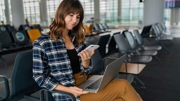 Banyak jaringan Wi-Fi publik yang tidak memiliki enkripsi, artinya data yang kamu kirim dan terima bisa dengan mudah disadap oleh orang tak dikenal yang berada di jaringan yang sama.