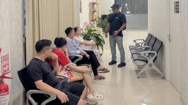 Direktorat Jenderal Imigrasi menangkap 11 WN Vietnam di klinik kecantikan PIK, Jakarta. Mereka diduga menyalahgunakan izin tinggal dan telah dideportasi.