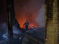 Tempat Produksi Meja Biliar di Tulungagung Ludes Terbakar