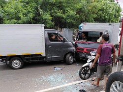 2 Mobil Boks Adu Banteng di Ciputat, Seorang Sopir Terjepit